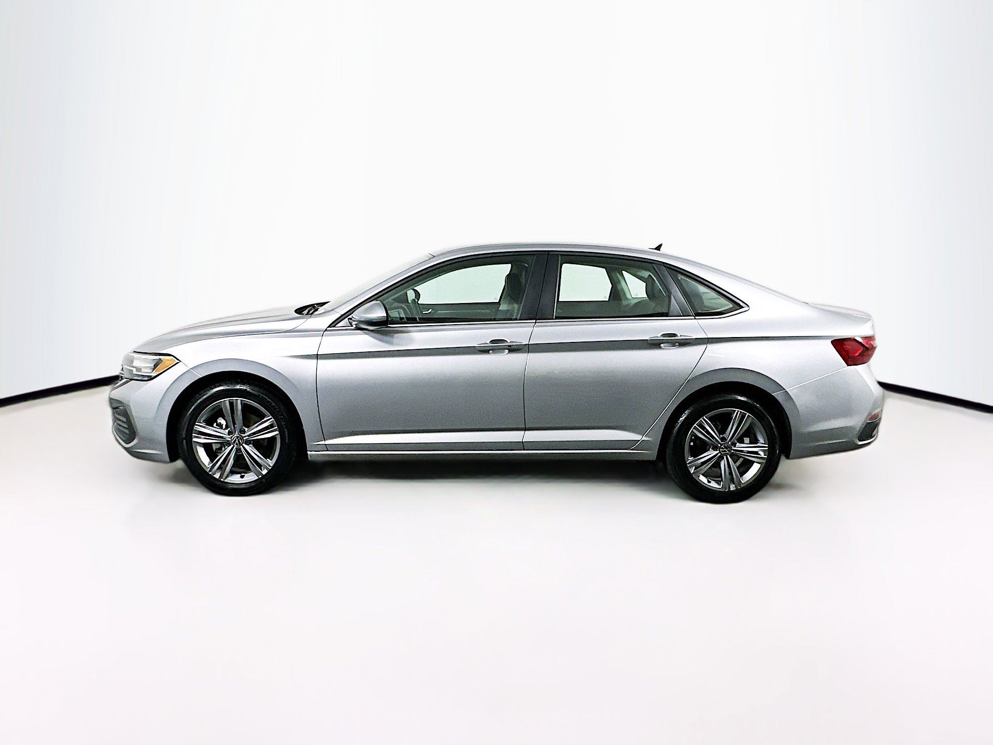 Used 2024 Volkswagen Jetta SE image 4