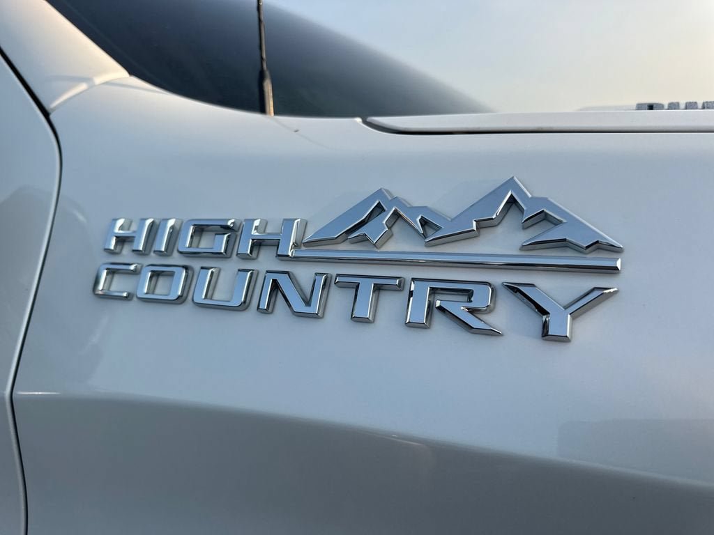 Used 2022 Chevrolet Silverado 1500 High Country w/ High Country Premium Package AWD/4WD image 4