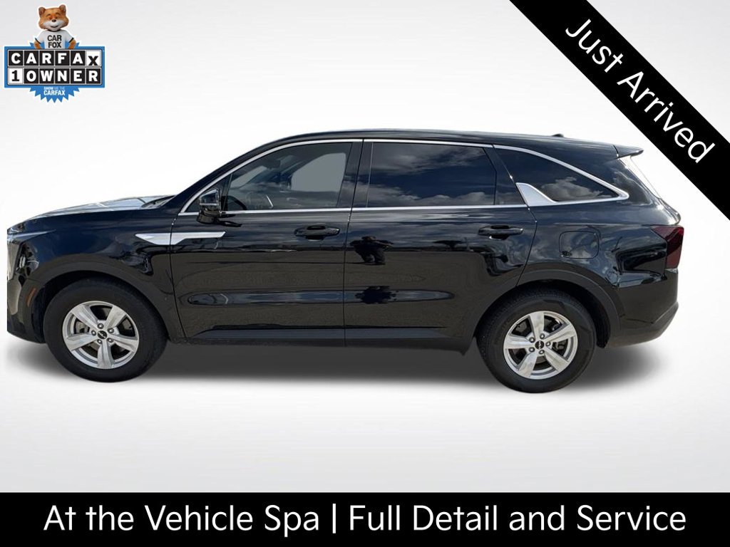 Certified 2025 Kia Sorento LX FWD image 1