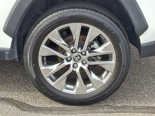 Used 2020 Toyota RAV4 XLE Premium image 29