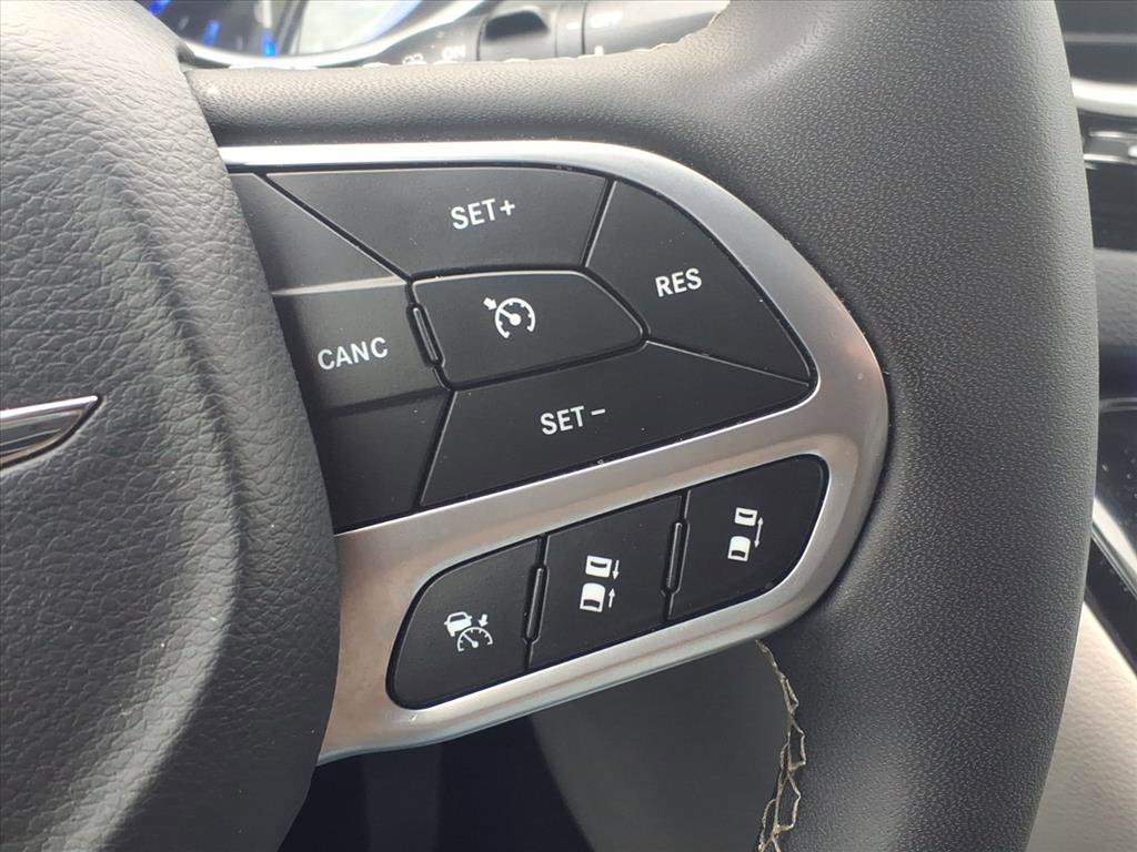 Used 2024 Chrysler Pacifica Touring-L image 19