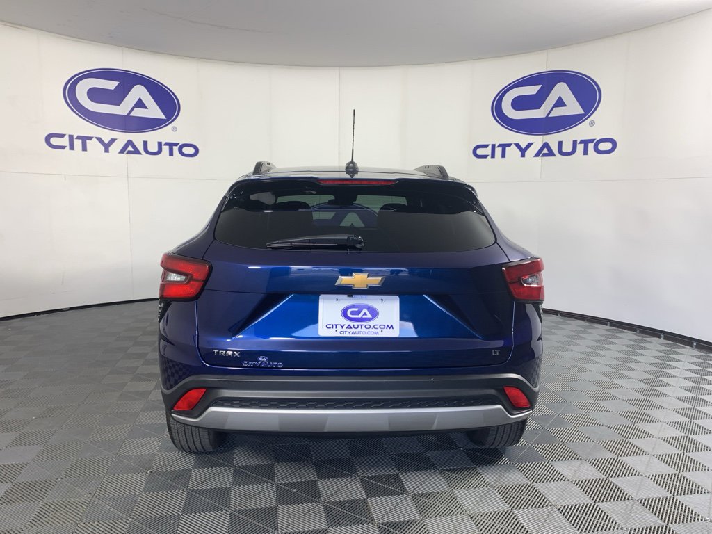 Used 2024 Chevrolet Trax LT w/ Sunroof Package image 4