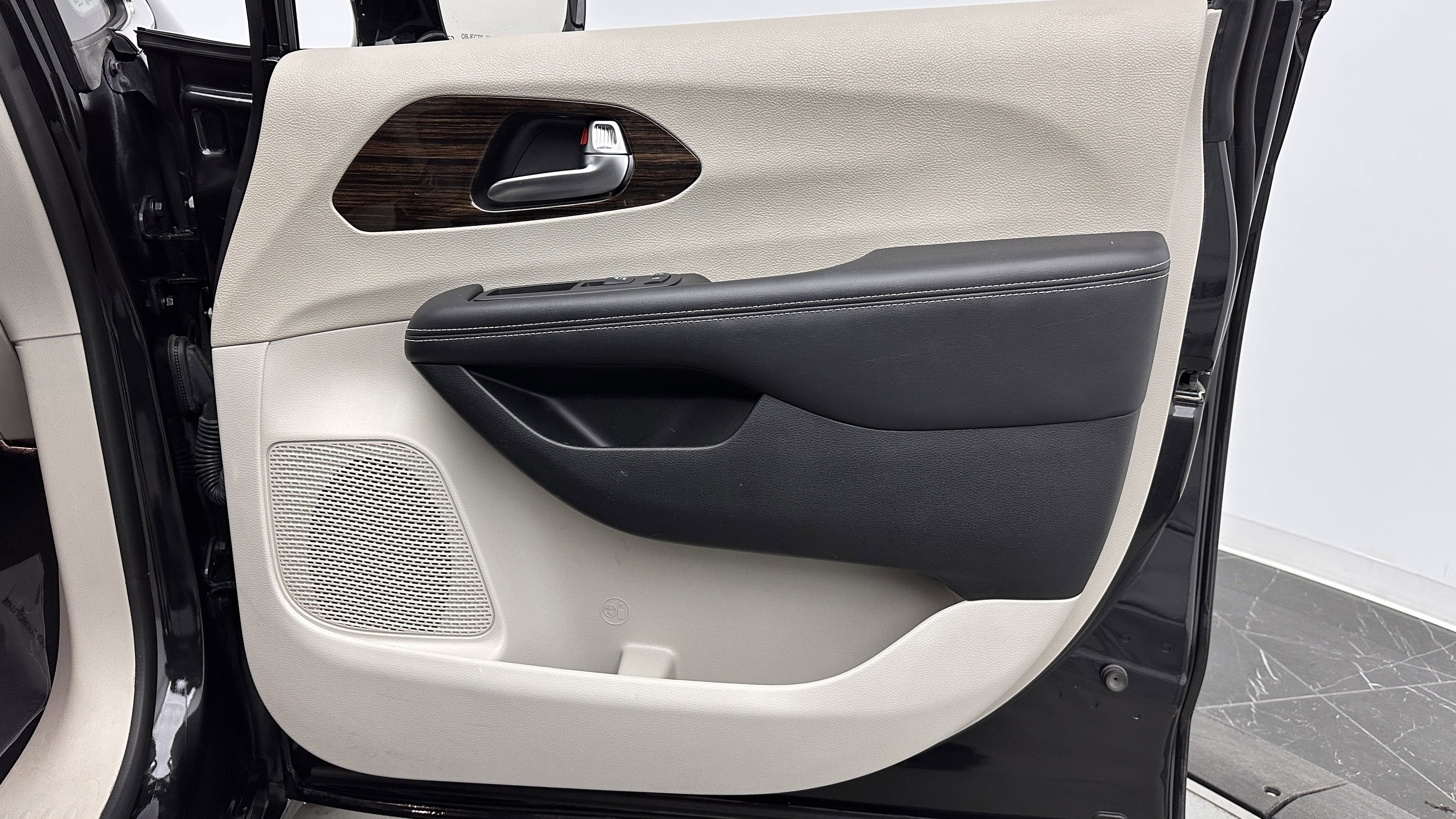 Used 2023 Chrysler Pacifica Limited image 38