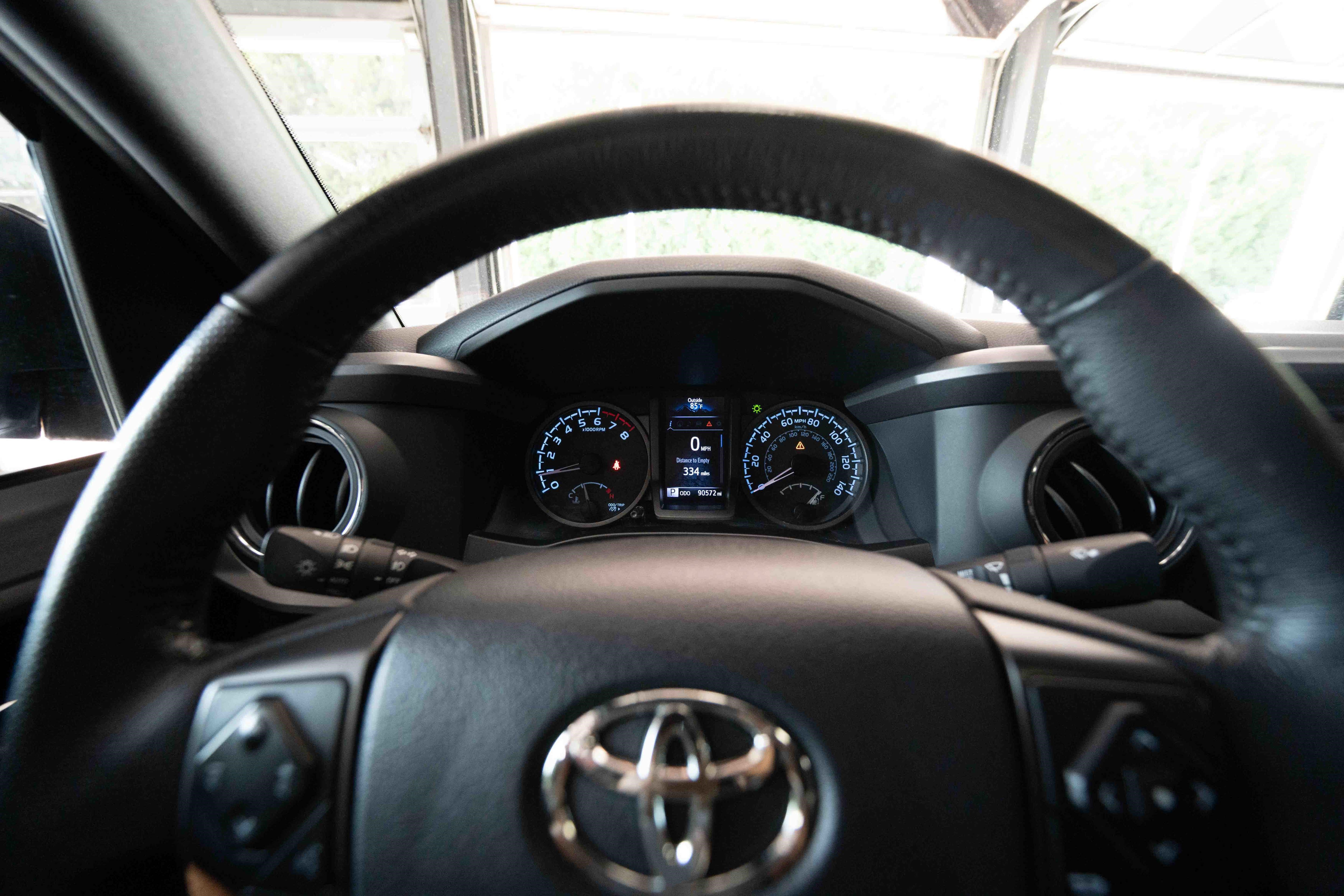 Used 2017 Toyota Tacoma TRD Off-Road w/ Premium & Technology Package AWD/4WD image 16