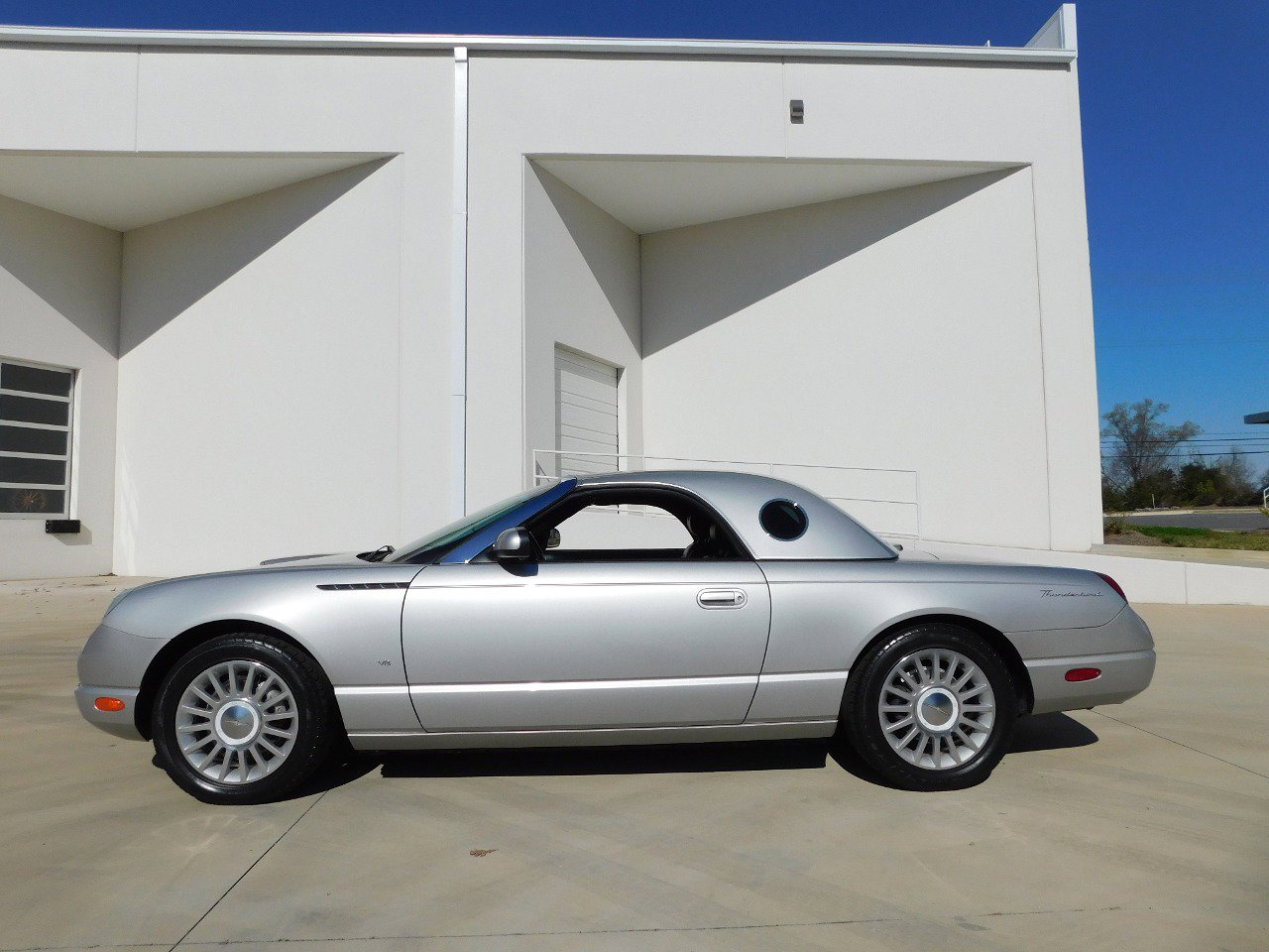 Used 2004 Ford Thunderbird image 27