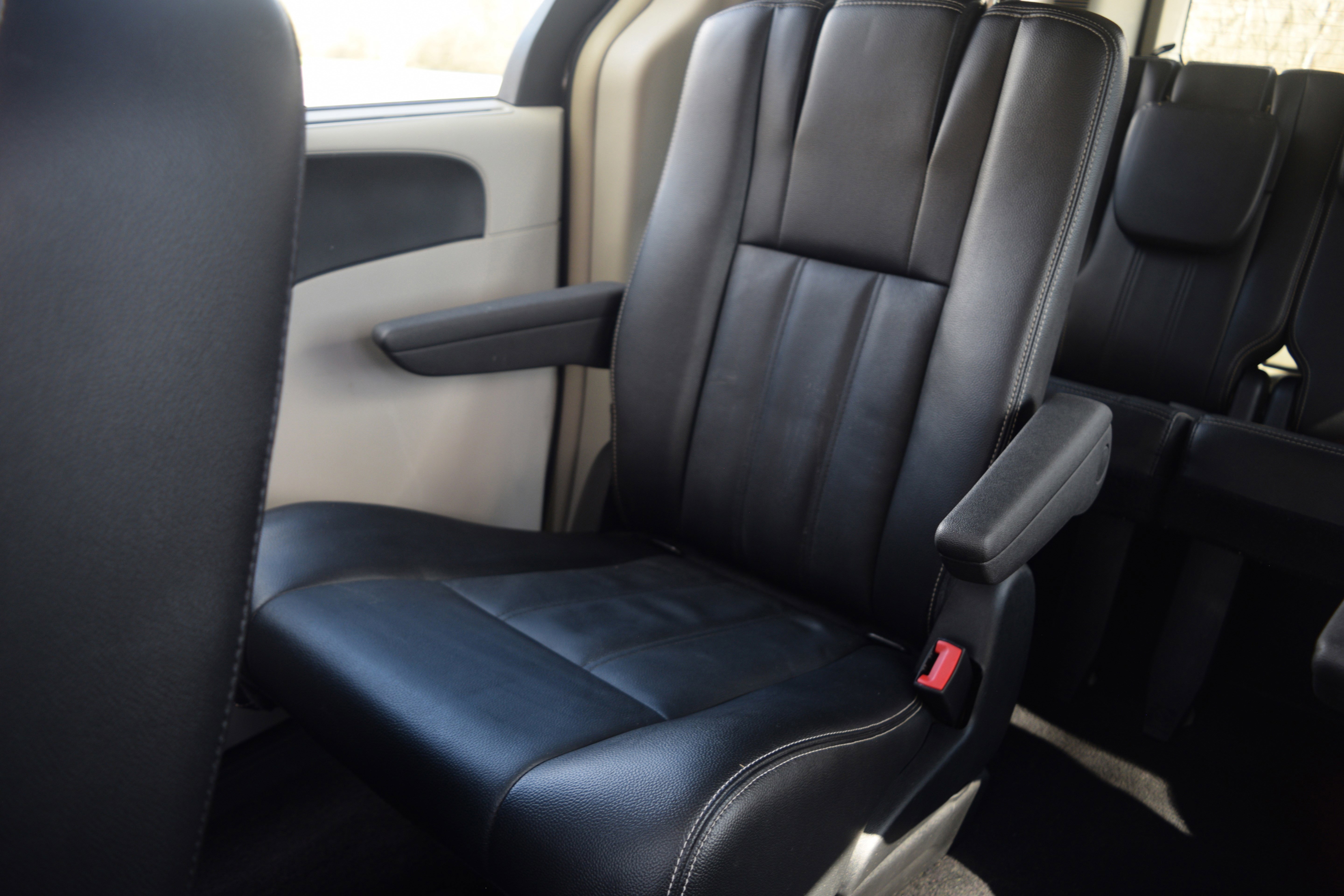 Used 2015 Chrysler Town & Country Touring w/ Driver Convenience Group image 15