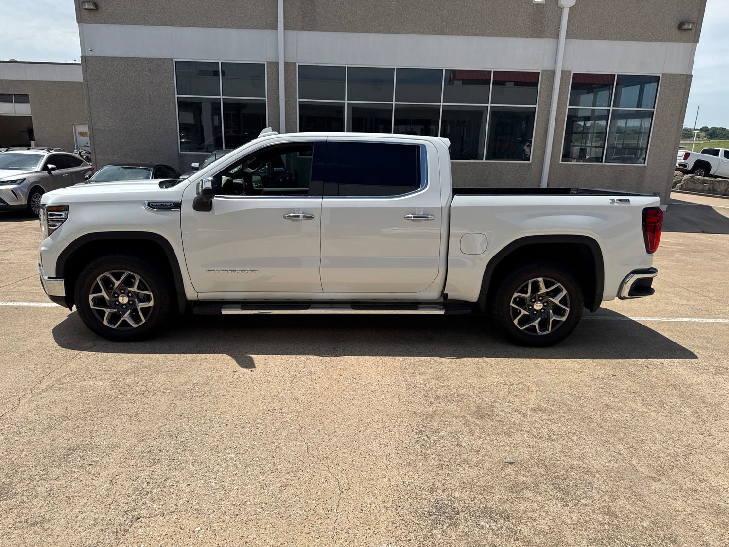 Used 2023 GMC Sierra 1500 SLT w/ SLT Premium Package AWD/4WD image 2