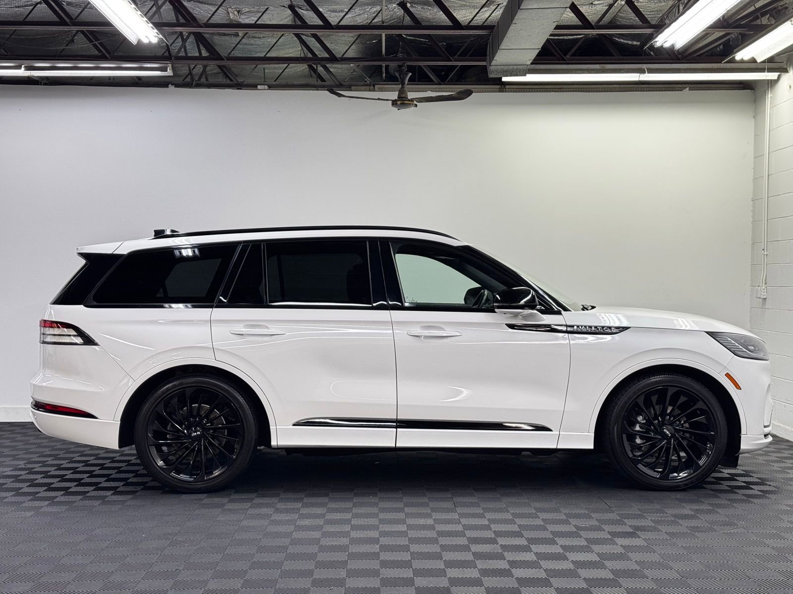 Used 2025 Lincoln Aviator Reserve w/ Equipment Group 201A image 4