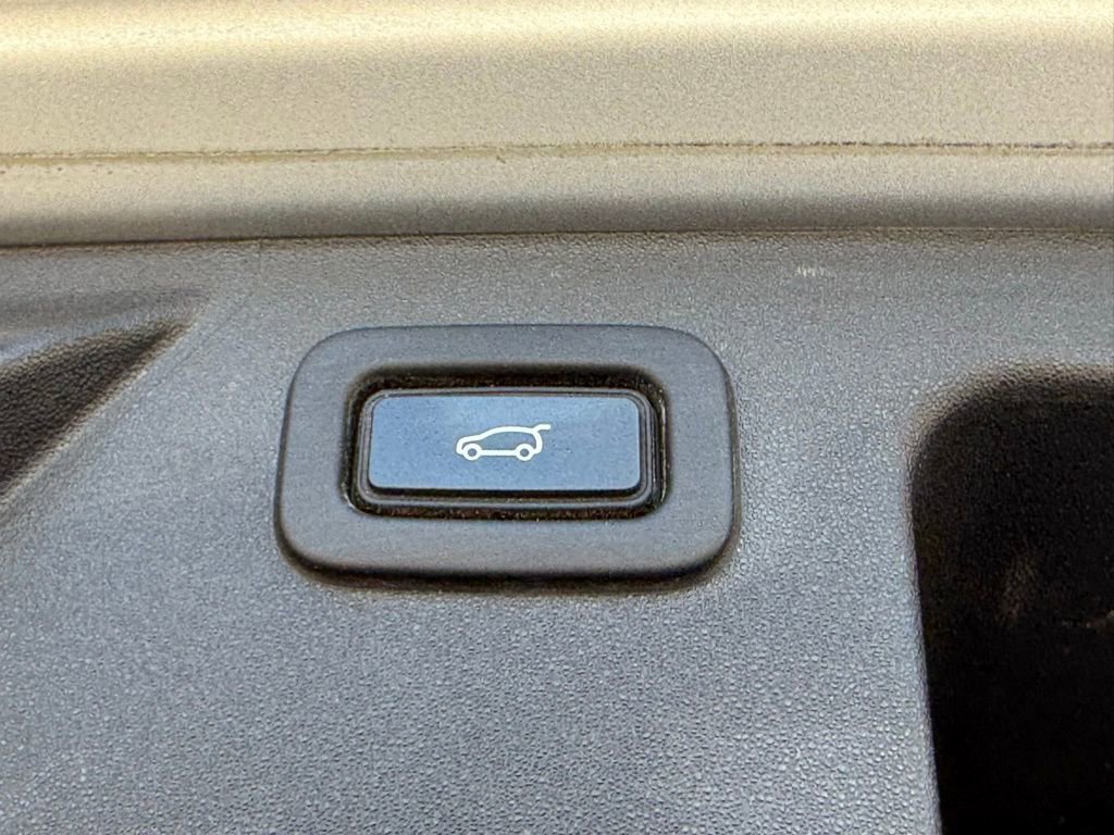 Used 2020 Land Rover Discovery Sport SE image 17