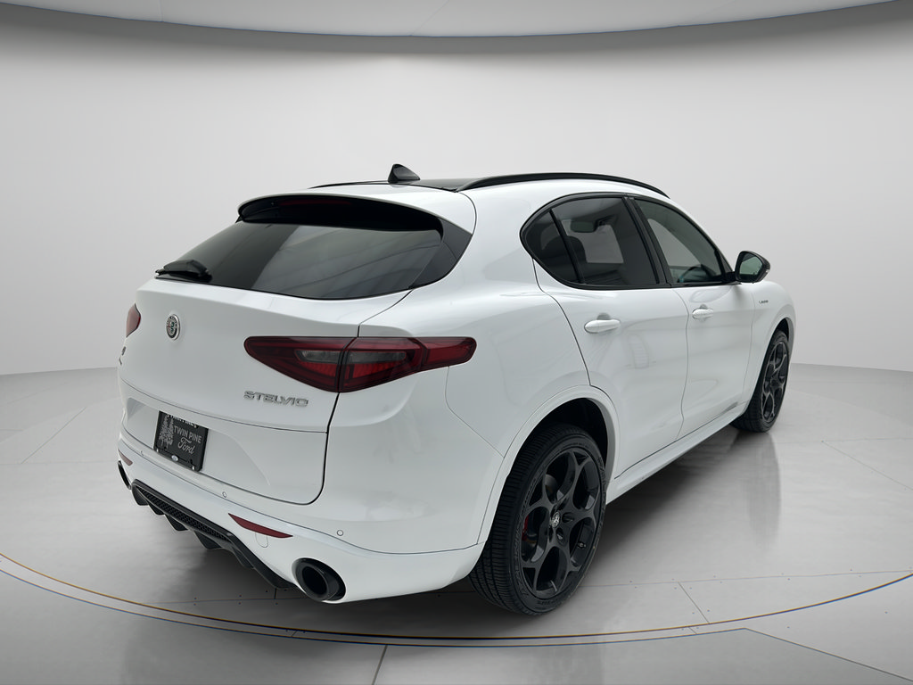 Used 2023 Alfa Romeo Stelvio Veloce AWD/4WD image 3