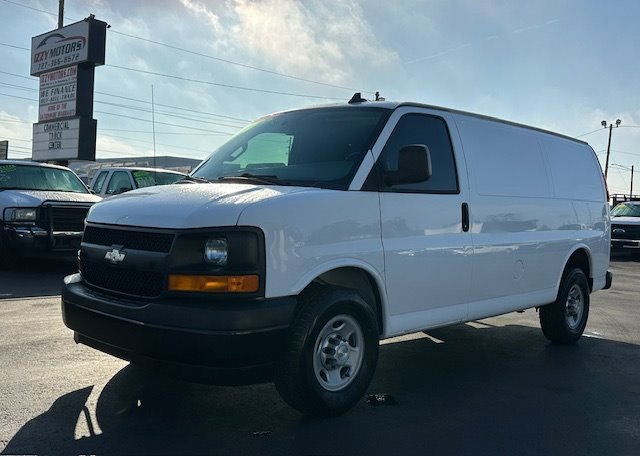 Used 2017 Chevrolet Express 2500 RWD image 2