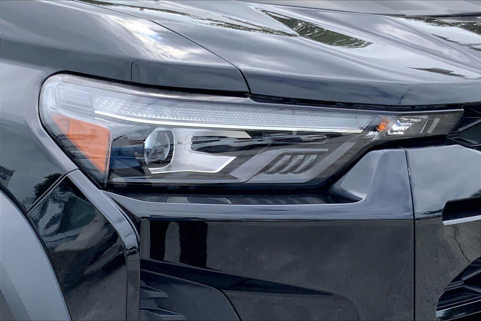 Used 2024 Chevrolet Colorado ZR2 w/ Safety Package AWD/4WD image 24