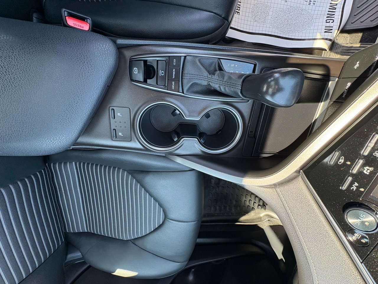 Used 2022 Toyota Camry SE w/ Cold Weather Package image 19