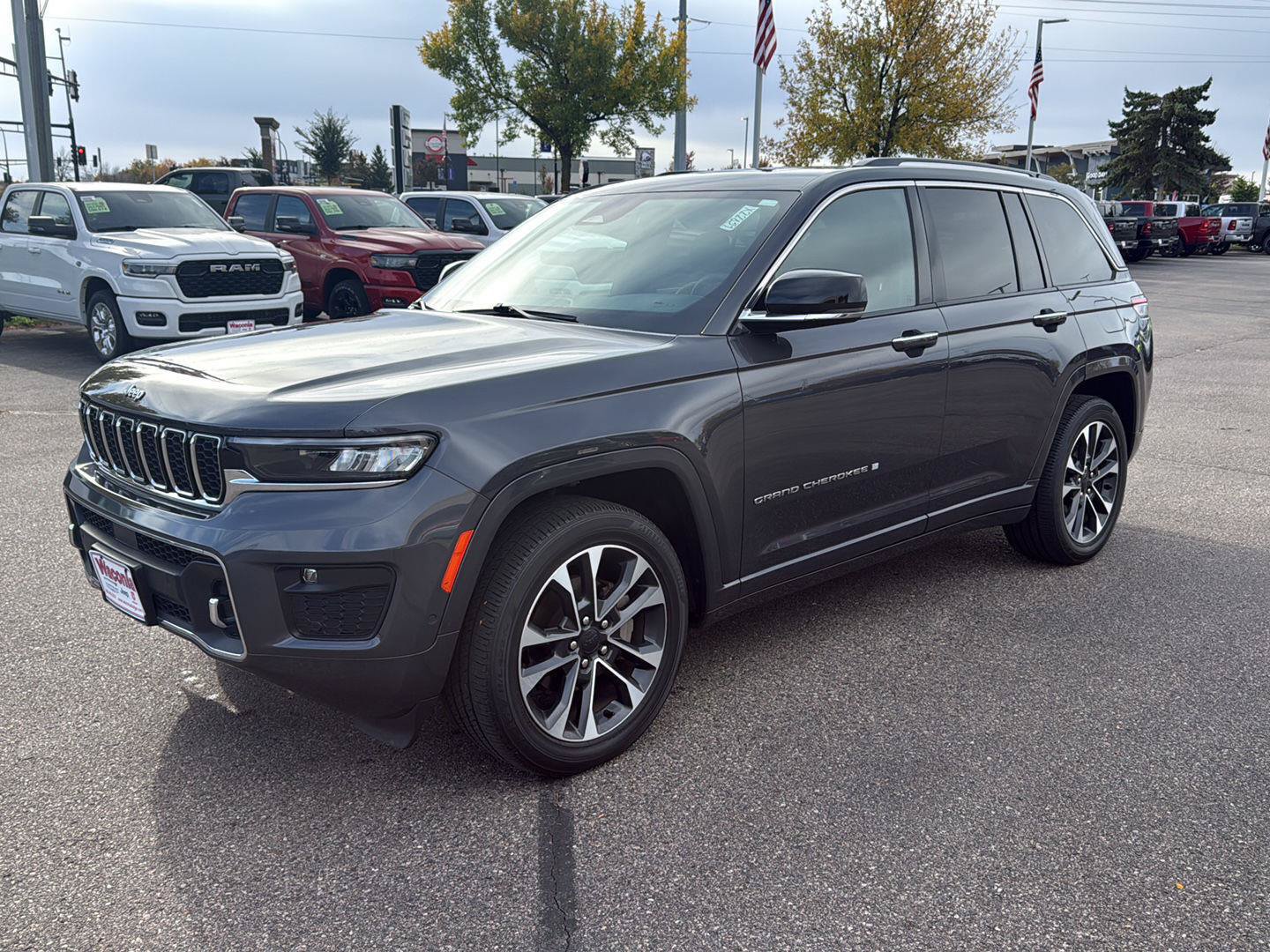 Used 2023 Jeep Grand Cherokee Overland w/ Luxury Tech Group IV AWD/4WD image 2