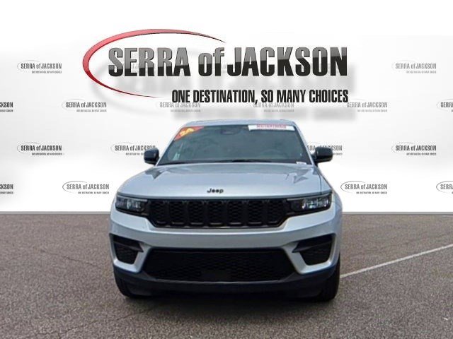 Used 2024 Jeep Grand Cherokee Altitude image 3