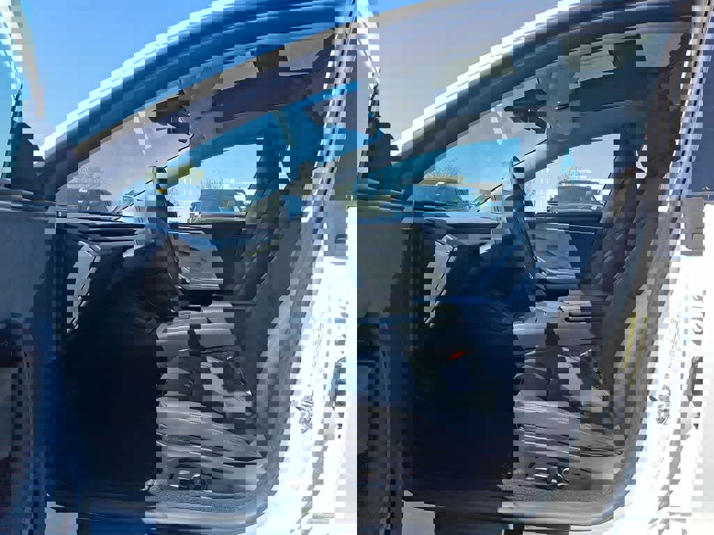 Used 2025 Tesla Model 3 Long Range image 11