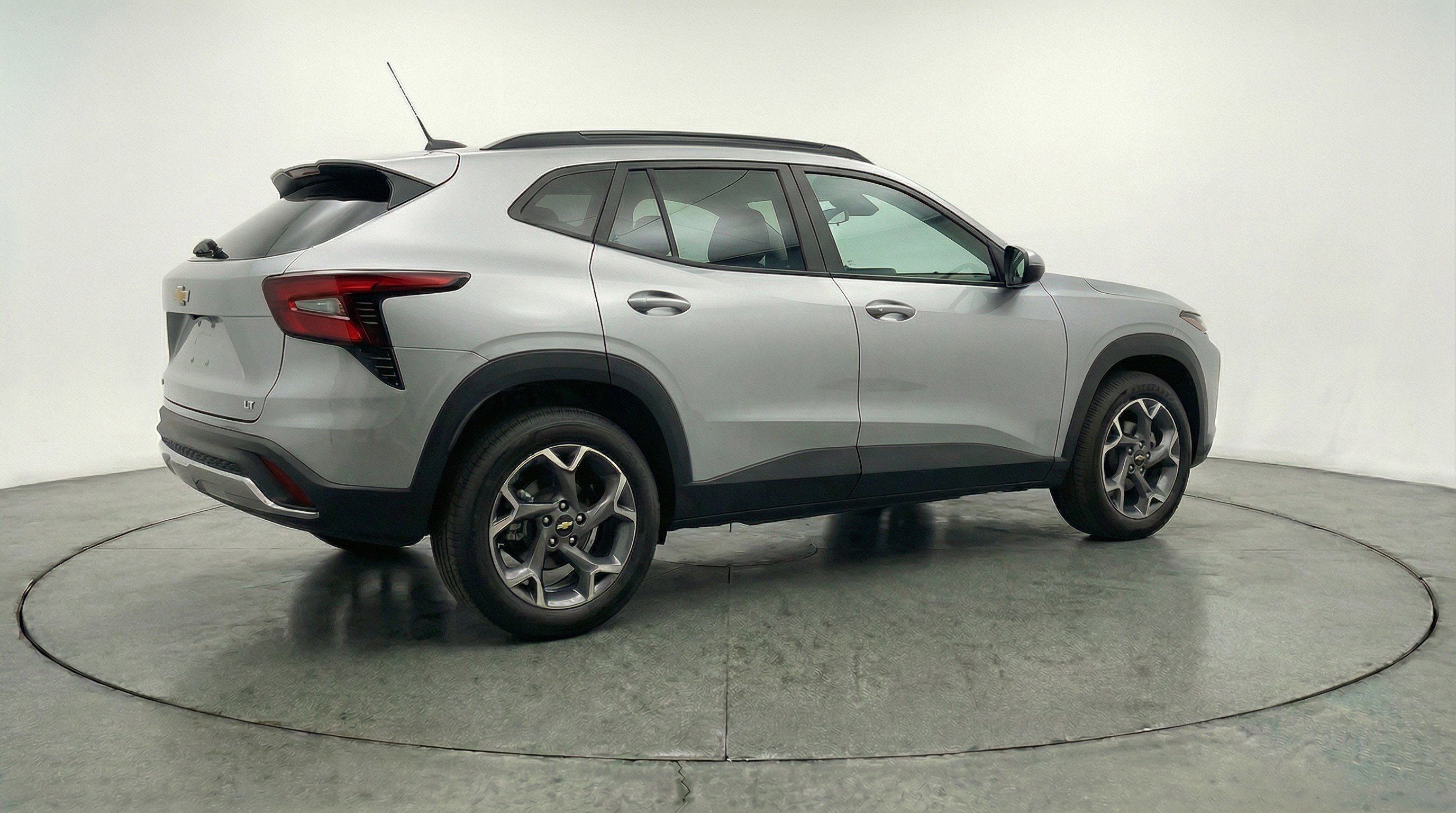 Used 2025 Chevrolet Trax LT w/ LT Convenience Package FWD image 9