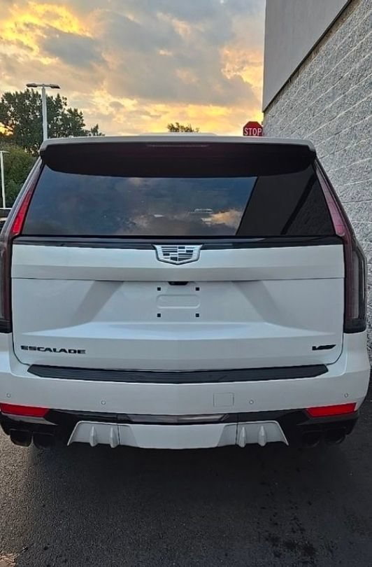 Certified 2024 Cadillac Escalade V w/ LPO, ONYX Package AWD/4WD image 5