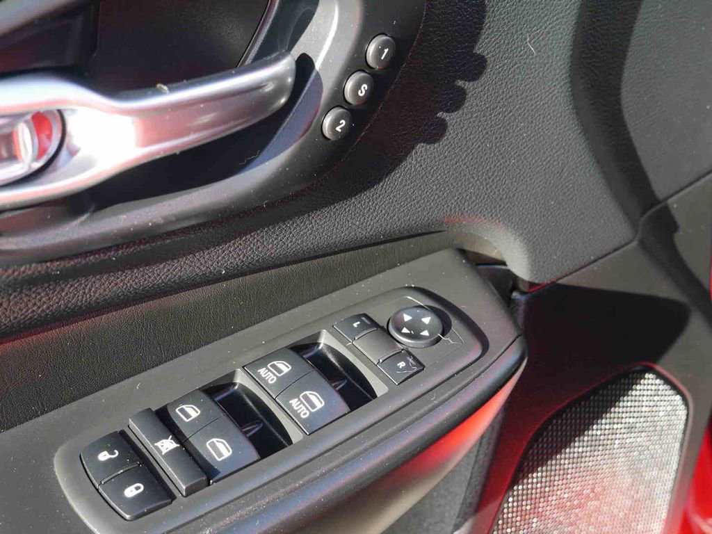 Used 2019 Jeep Cherokee Trailhawk image 29