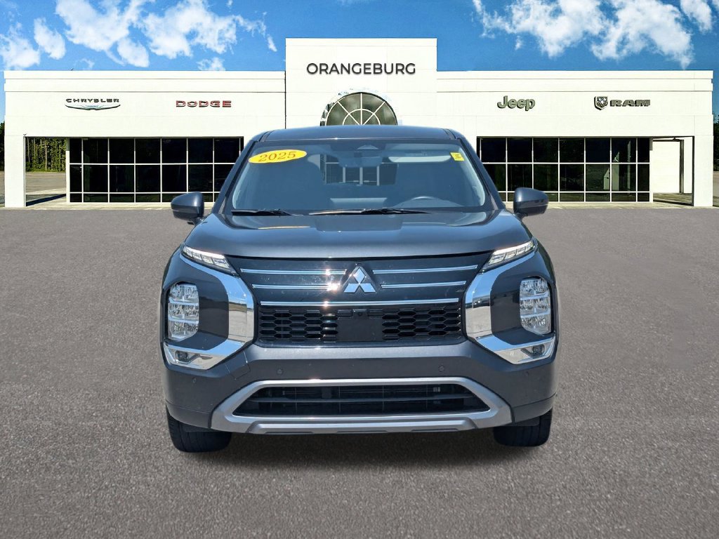 Used 2025 Mitsubishi Outlander SE FWD image 2