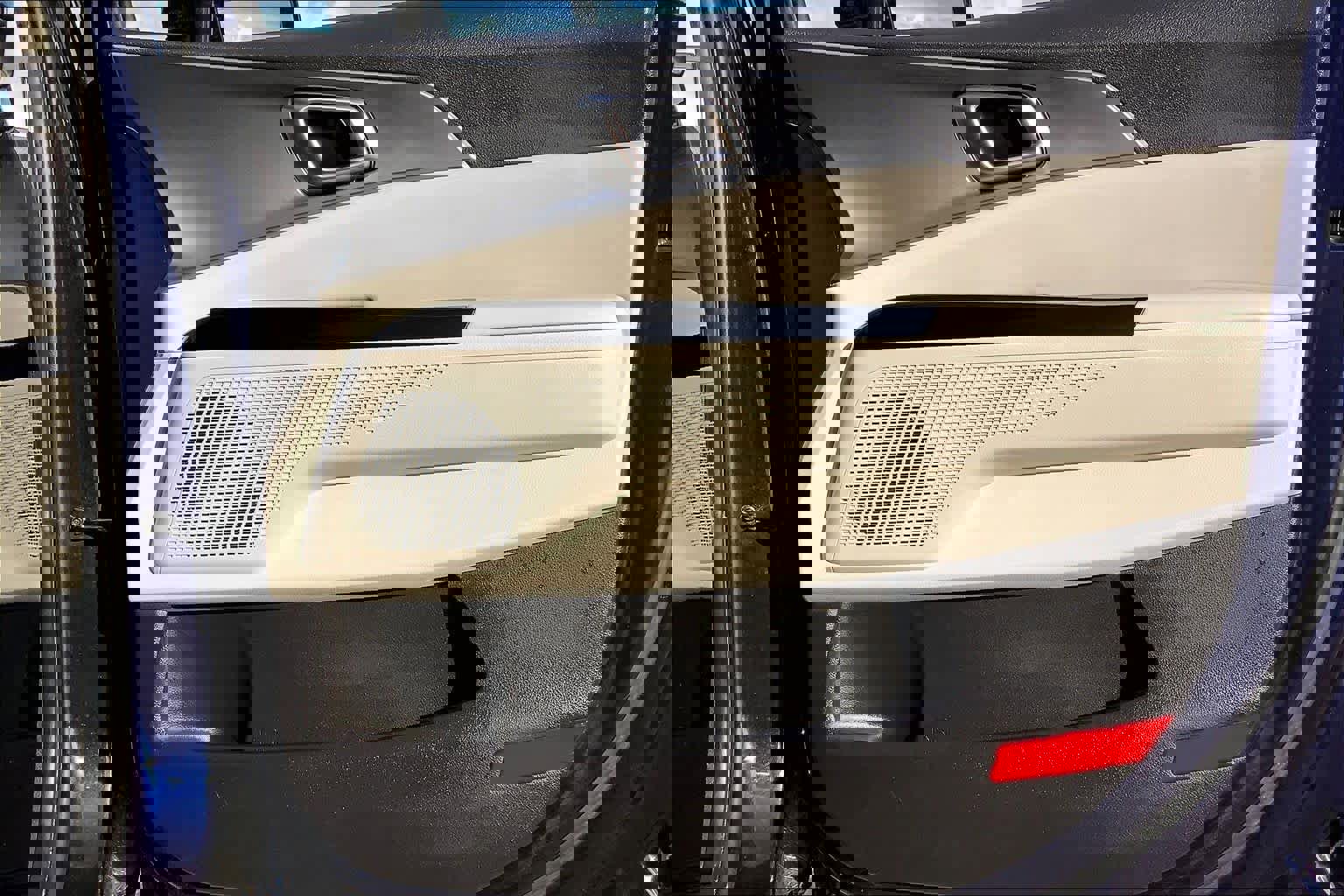 Used 2022 Kia Carnival LX image 22