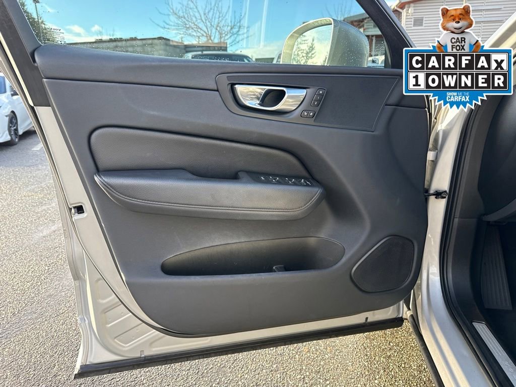 Used 2022 Volvo XC60 B5 Momentum image 12