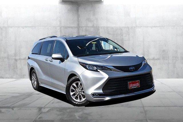 Used 2021 Toyota Sienna XLE w/ XLE Plus Package image 2