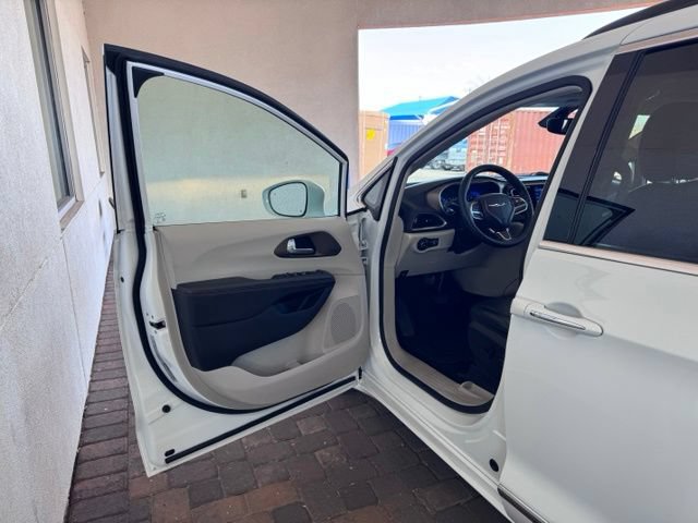 Used 2017 Chrysler Pacifica Touring-L FWD image 10
