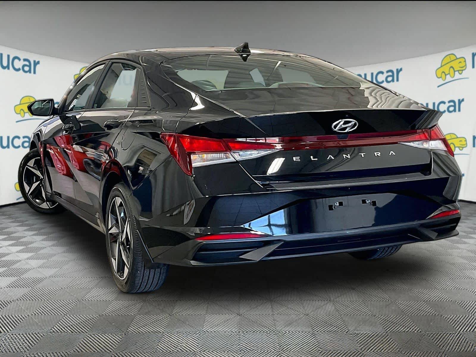 Used 2023 Hyundai Elantra SEL w/ Convenience Package FWD image 4