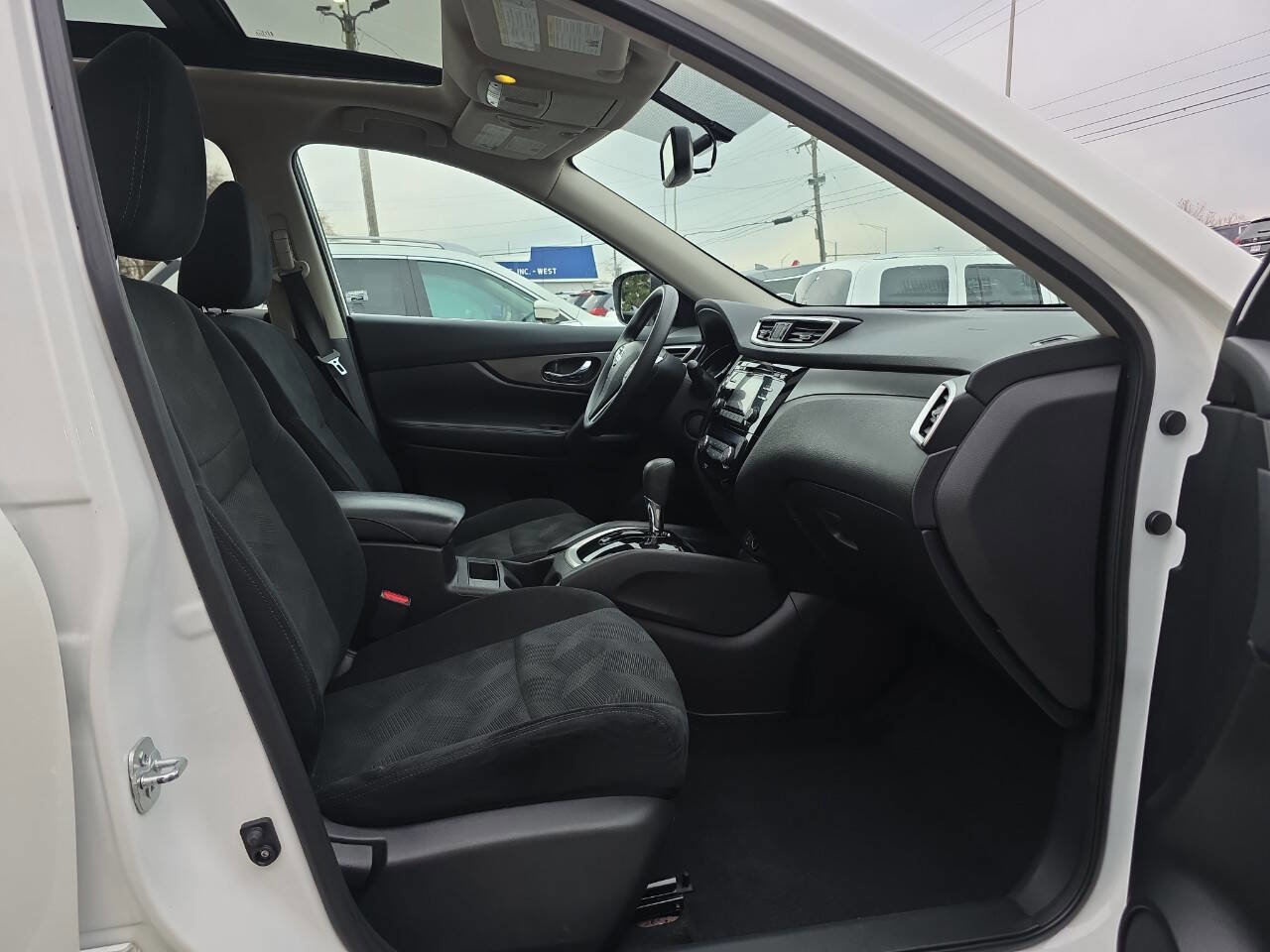 Used 2015 Nissan Rogue SV w/ SV Moonroof Package image 26