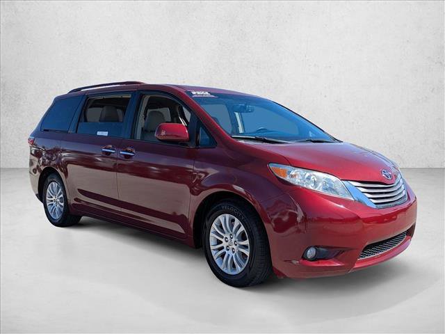 Used 2015 Toyota Sienna XLE image 3