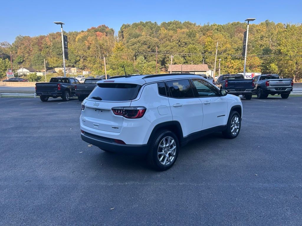 Used 2022 Jeep Compass Latitude image 3