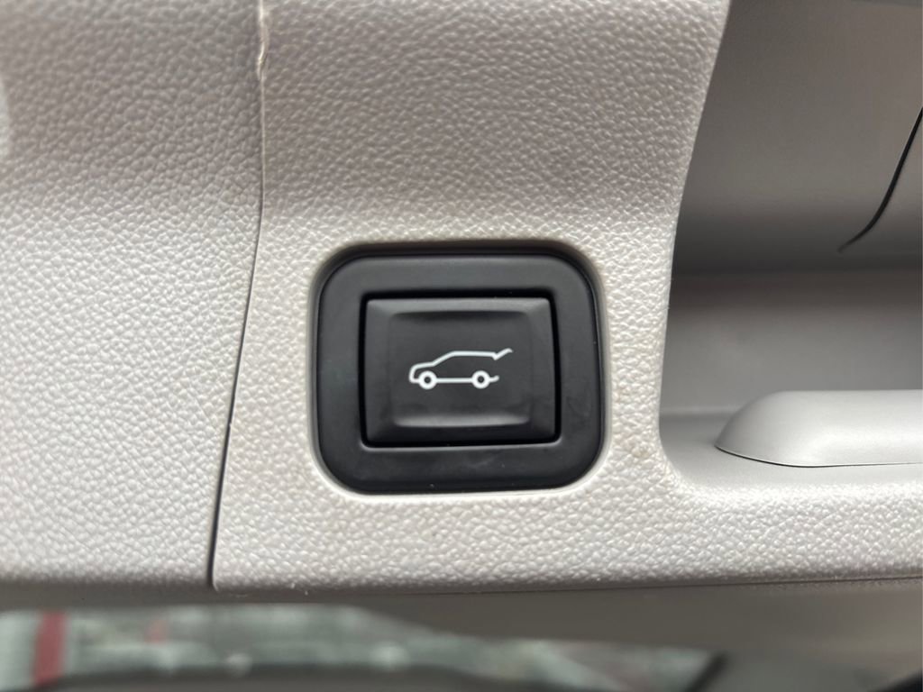 Used 2023 GMC Acadia SLE w/ Driver Convenience Package image 14