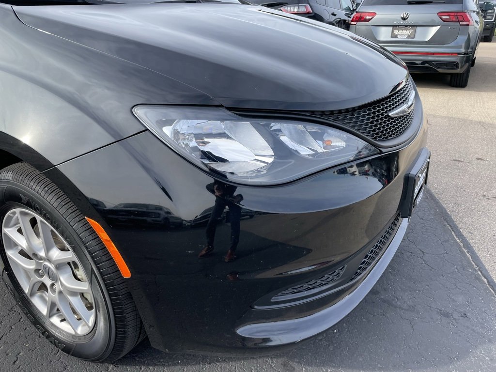 Used 2024 Chrysler Voyager LX image 26