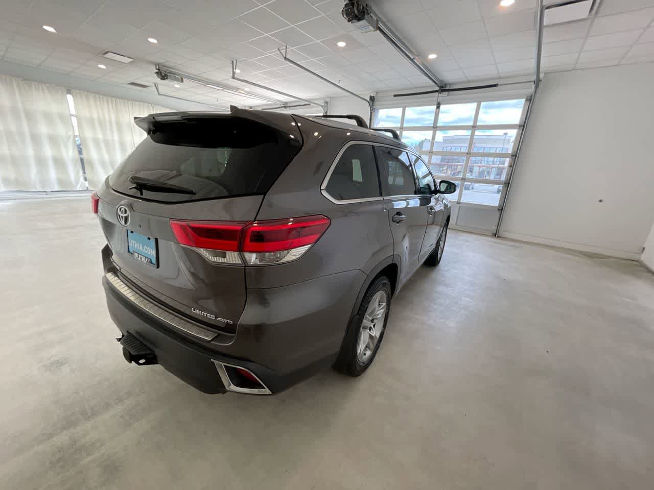 Used 2017 Toyota Highlander Limited w/ Carpet Mat Package AWD/4WD image 15