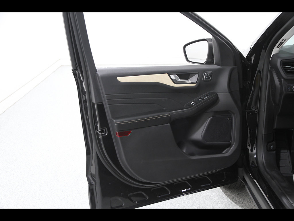 Used 2022 Ford Escape Titanium w/ Titanium Elite Package AWD/4WD image 4