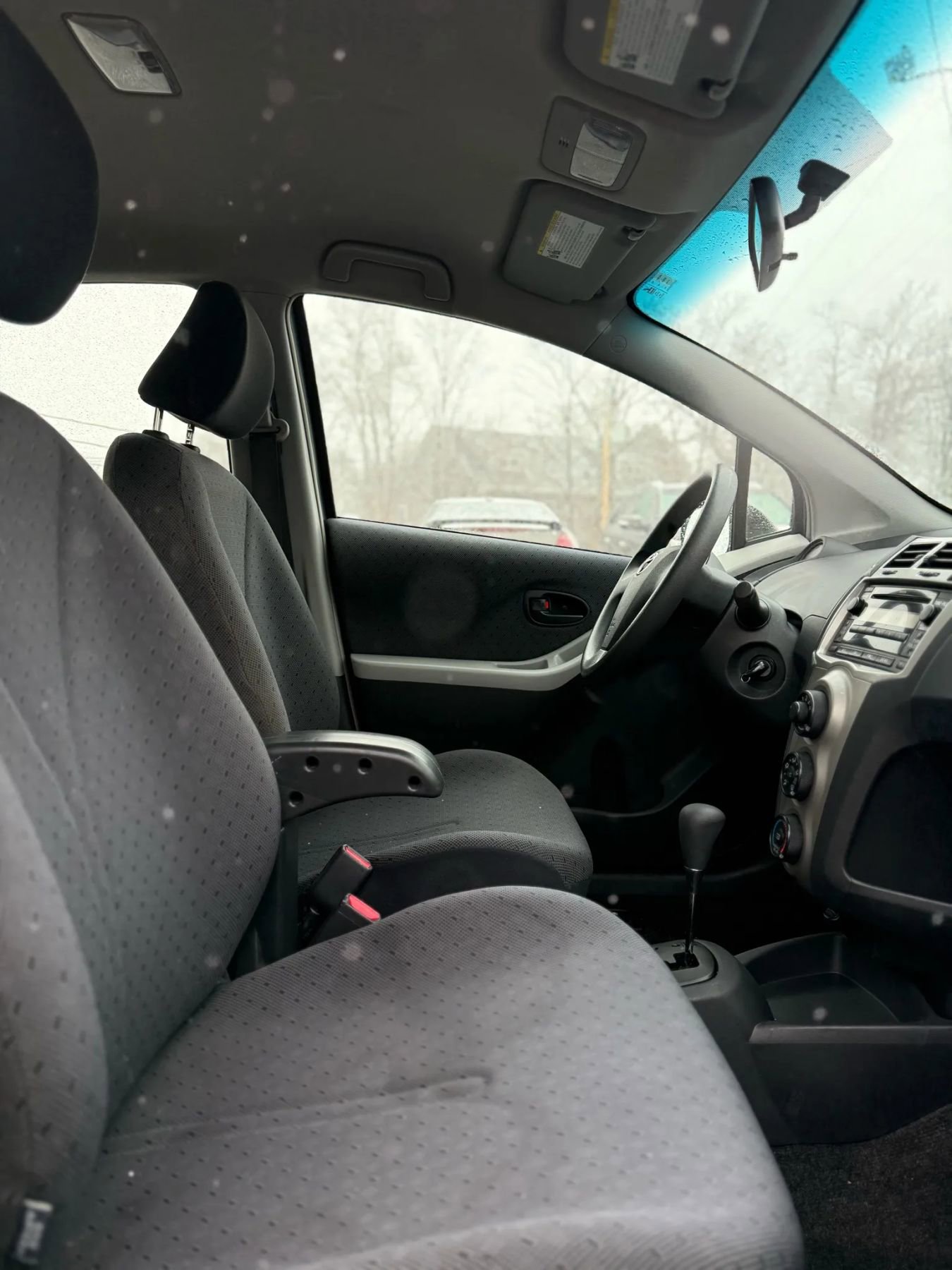 Used 2010 Toyota Yaris 4-Door Hatchback image 16