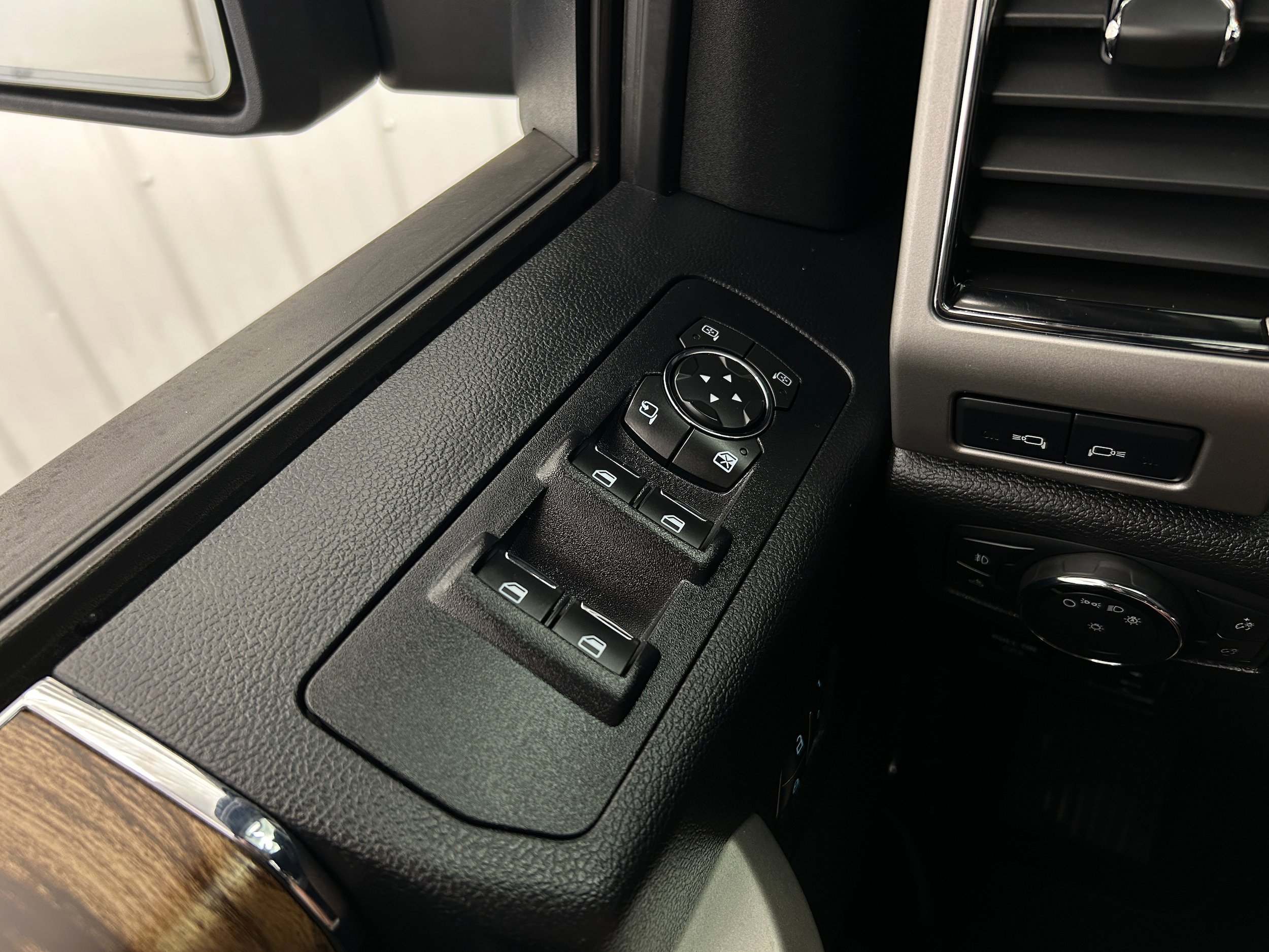 Used 2018 Ford F150 Lariat w/ Equipment Group 502A Luxury AWD/4WD image 26