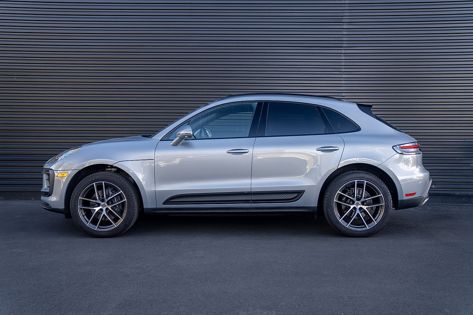 Certified 2025 Porsche Macan image 2