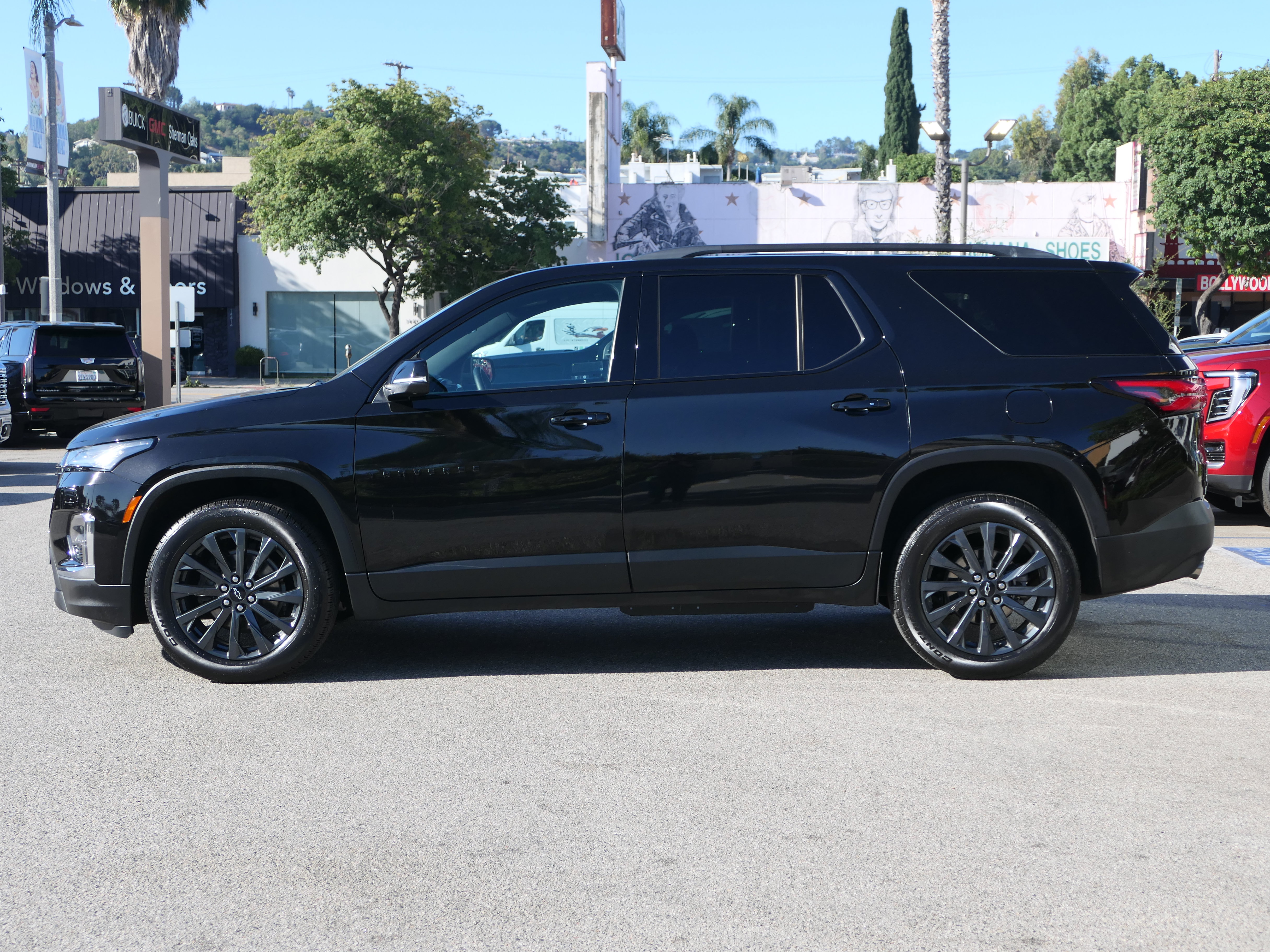 Used 2023 Chevrolet Traverse RS FWD image 2