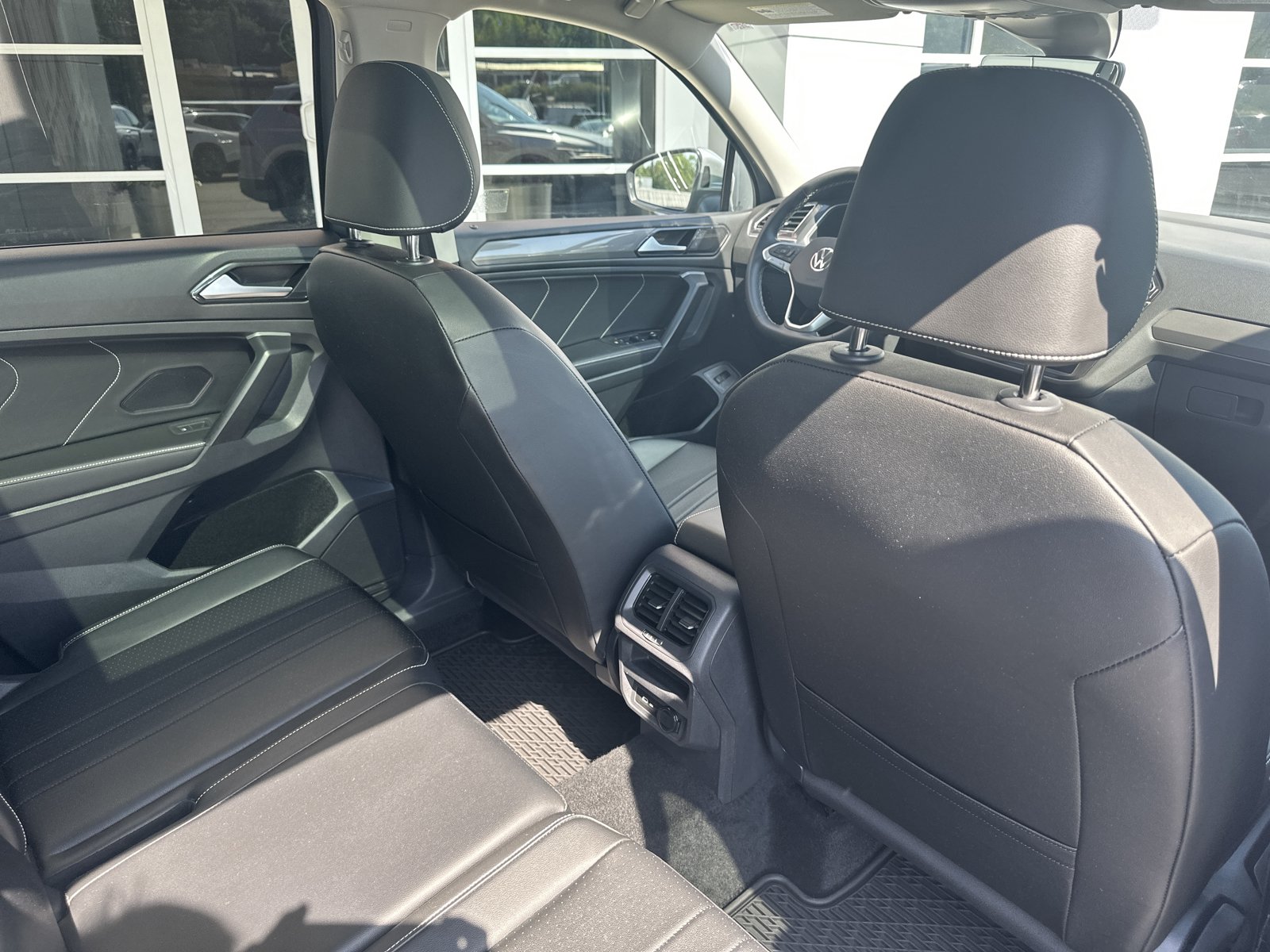 Used 2024 Volkswagen Tiguan SE FWD image 29