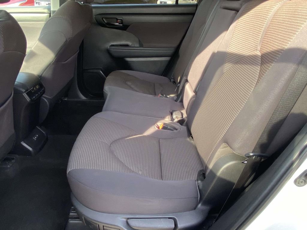 Used 2023 Toyota Highlander LE AWD/4WD image 10