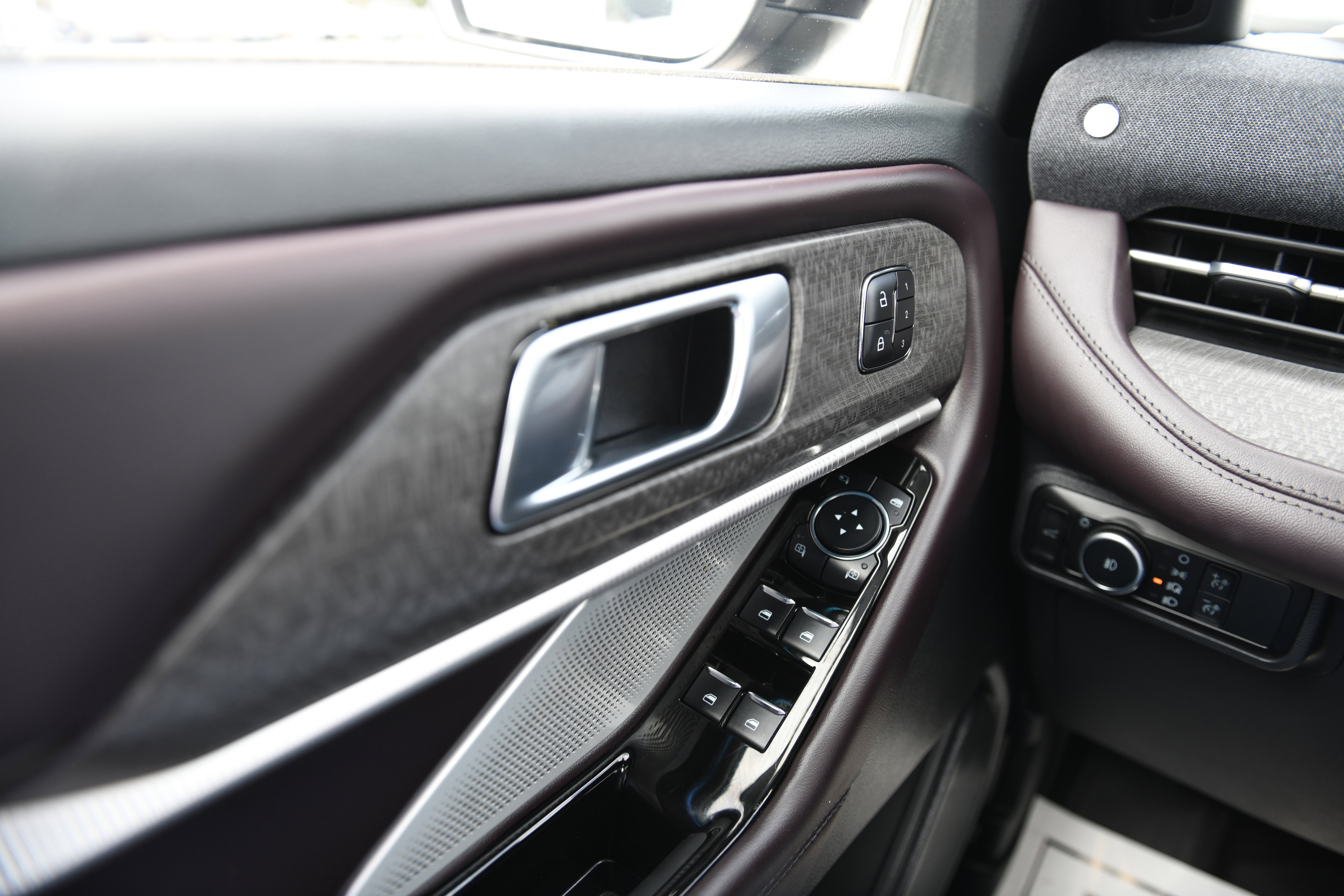 Used 2025 Ford Explorer Platinum image 29