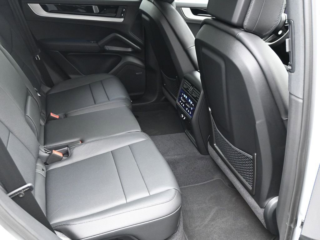 Certified 2025 Porsche Cayenne AWD/4WD image 8