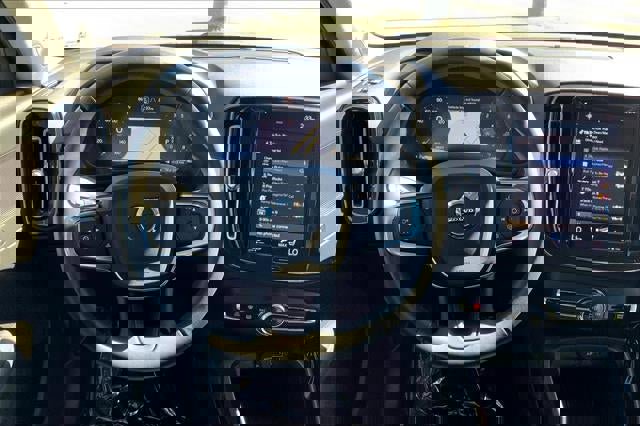 Used 2022 Volvo XC40 T5 Momentum image 4