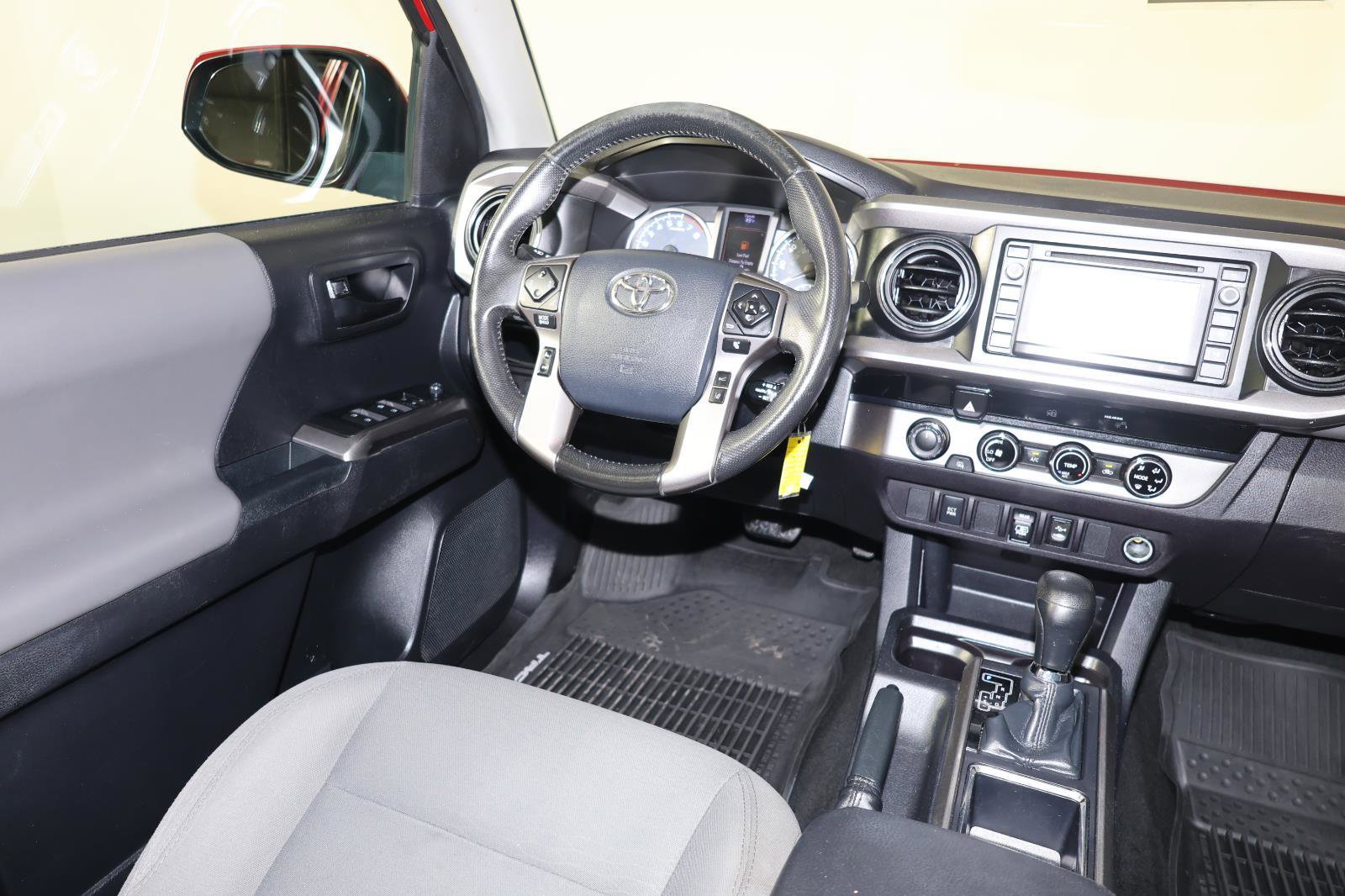 Used 2018 Toyota Tacoma SR5 AWD/4WD image 9