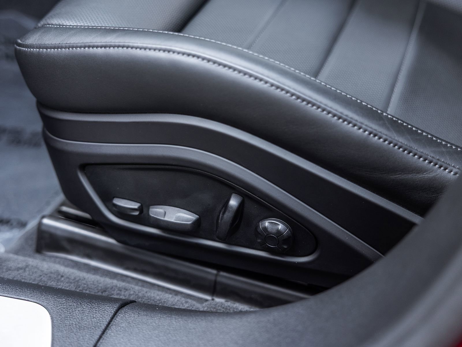 Certified 2025 Porsche Panamera 4 image 21