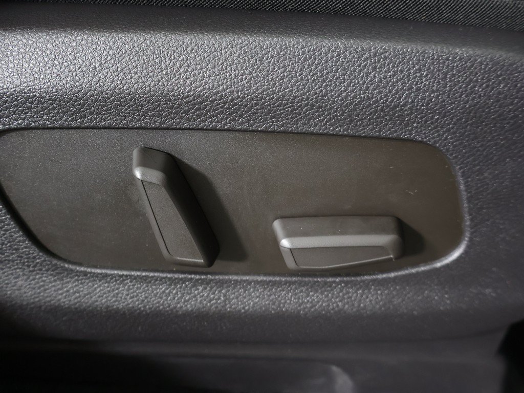Used 2025 Kia Carnival EX FWD image 33