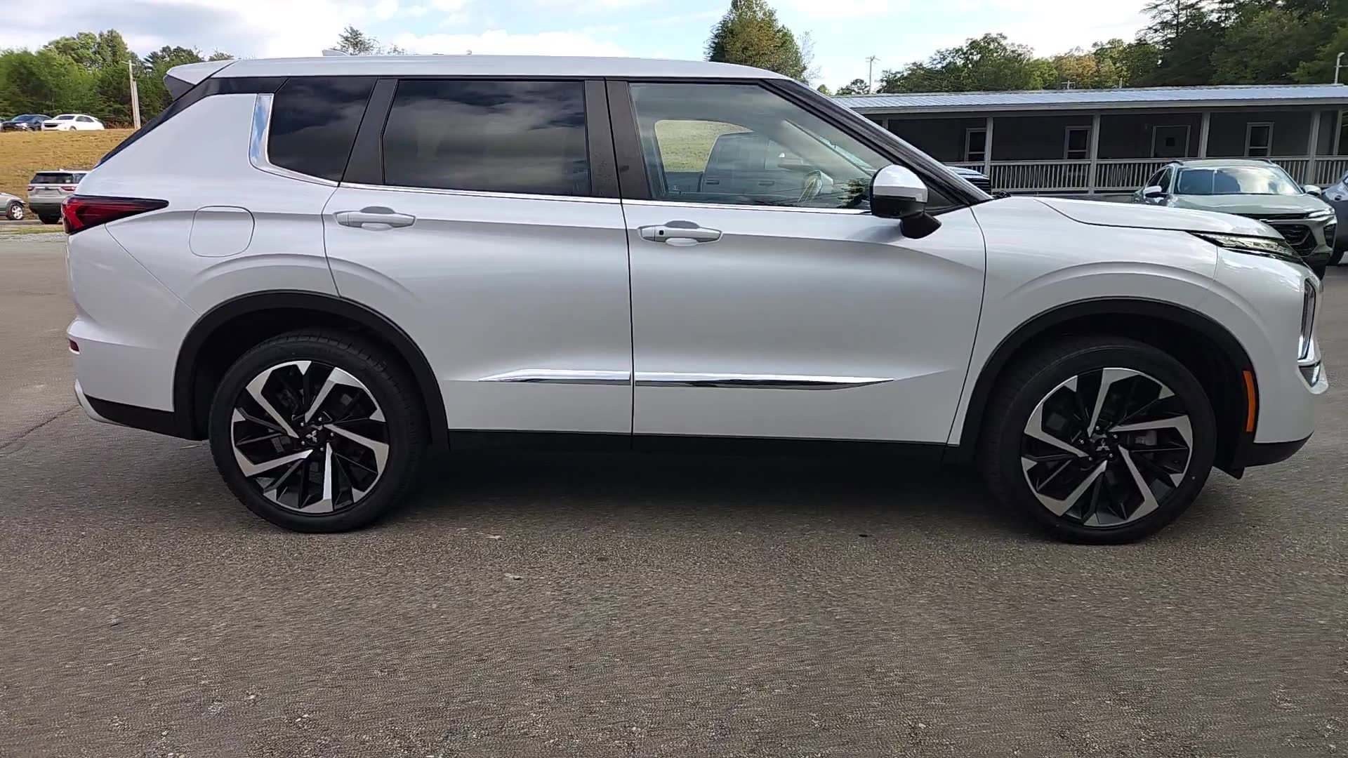 Used 2022 Mitsubishi Outlander SE image 8