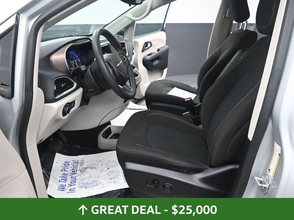 Used 2024 Chrysler Voyager LX image 31